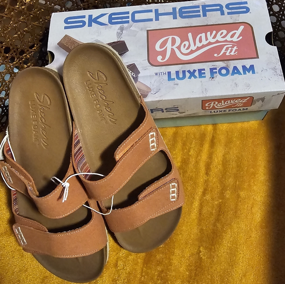 Skechers Women’s Lightweight Cushioned Luxe Foam® Slide sandals New in b…